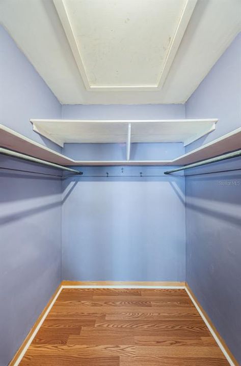 MASTER WALK-IN CLOSET