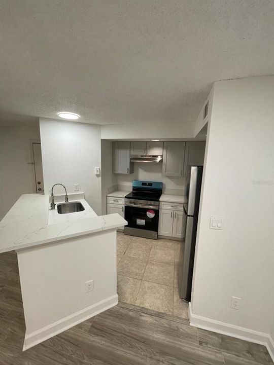 Active With Contract: $1,400 (1 beds, 1 baths, 735 Square Feet)