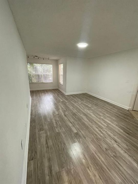 Active With Contract: $1,400 (1 beds, 1 baths, 735 Square Feet)