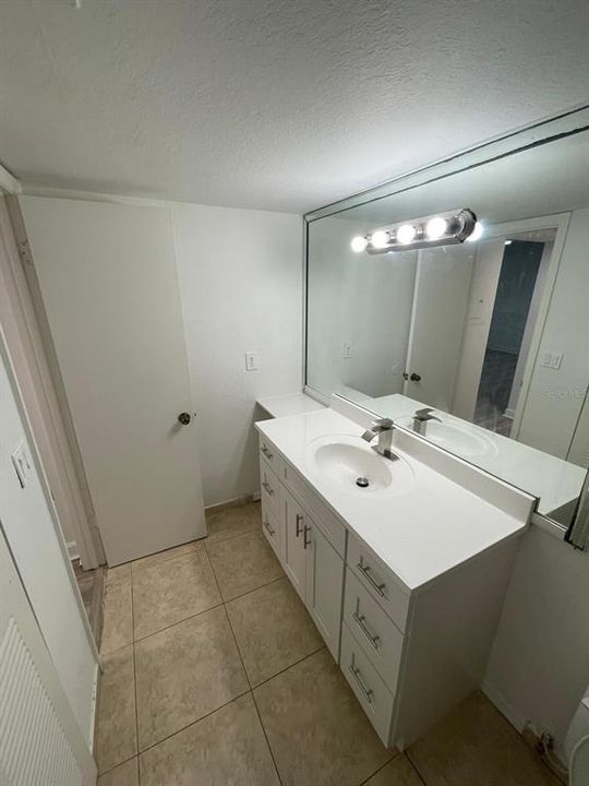 Active With Contract: $1,400 (1 beds, 1 baths, 735 Square Feet)