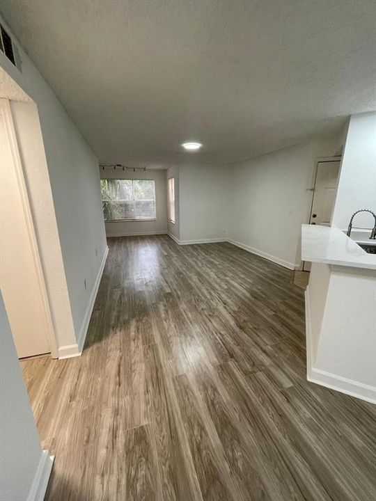 Active With Contract: $1,400 (1 beds, 1 baths, 735 Square Feet)