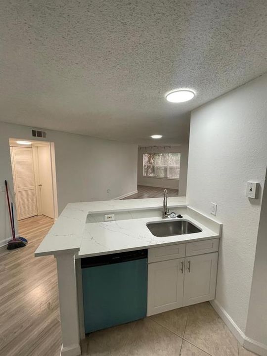 Active With Contract: $1,400 (1 beds, 1 baths, 735 Square Feet)