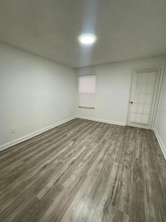 Active With Contract: $1,400 (1 beds, 1 baths, 735 Square Feet)