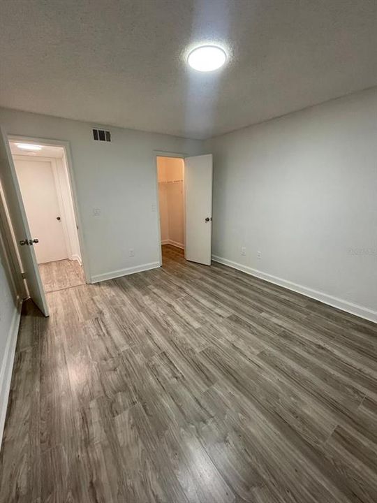 Active With Contract: $1,400 (1 beds, 1 baths, 735 Square Feet)