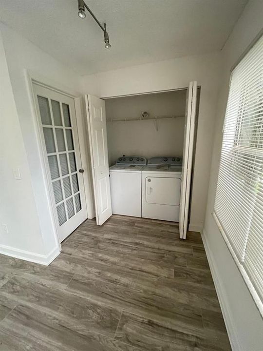 Active With Contract: $1,400 (1 beds, 1 baths, 735 Square Feet)