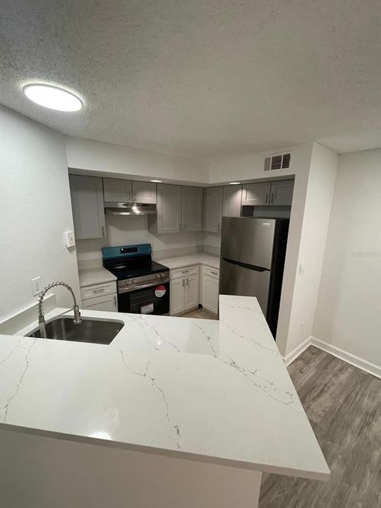 Active With Contract: $1,400 (1 beds, 1 baths, 735 Square Feet)