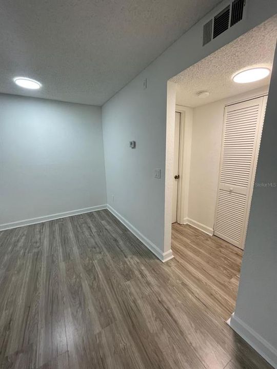 Active With Contract: $1,400 (1 beds, 1 baths, 735 Square Feet)