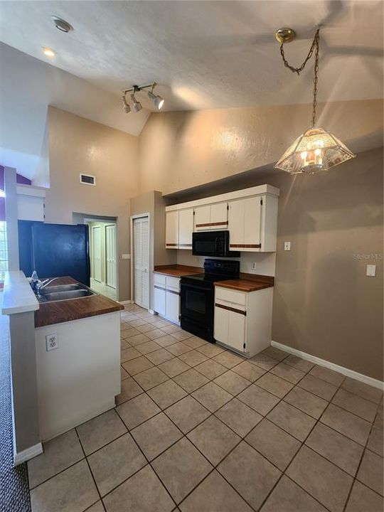 Active With Contract: $305,500 (3 beds, 2 baths, 1631 Square Feet)