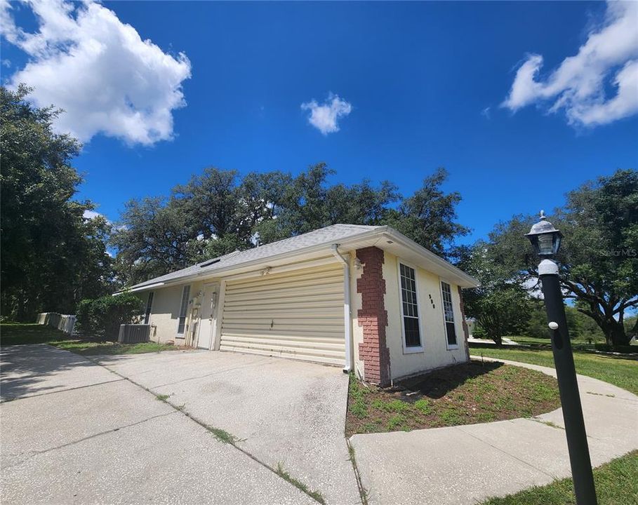 Active With Contract: $305,500 (3 beds, 2 baths, 1631 Square Feet)