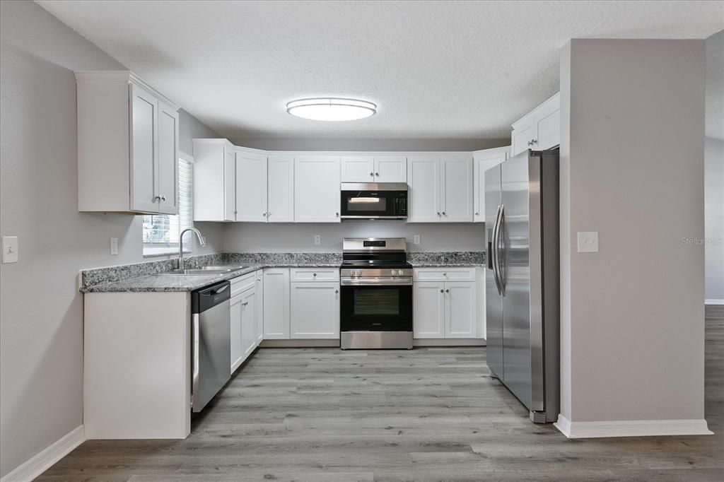 Active With Contract: $324,900 (3 beds, 2 baths, 1352 Square Feet)