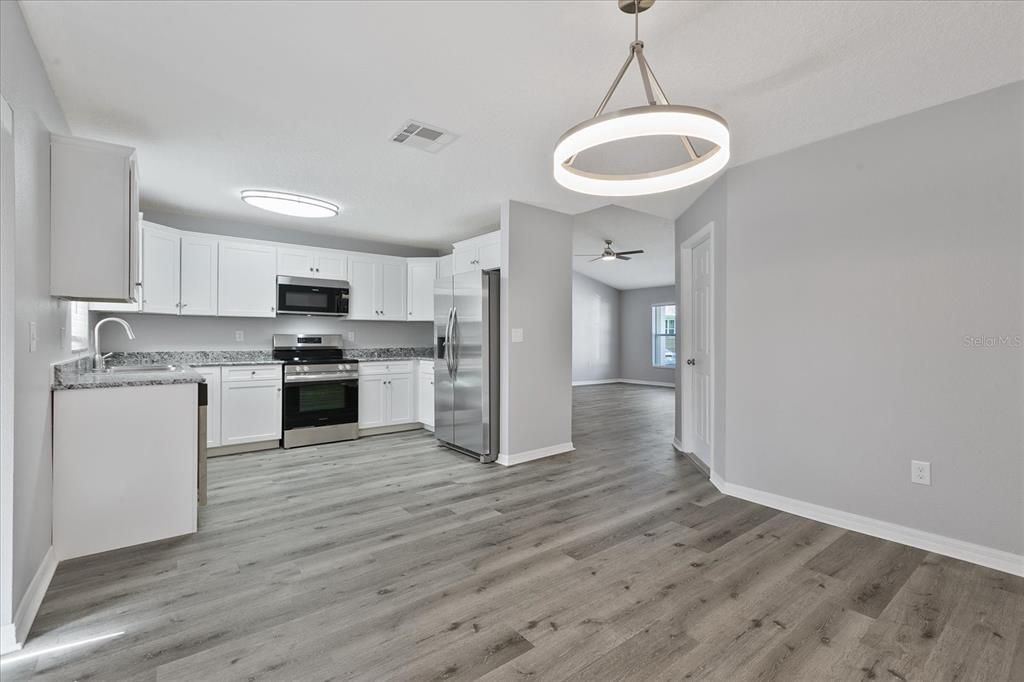 Active With Contract: $324,900 (3 beds, 2 baths, 1352 Square Feet)