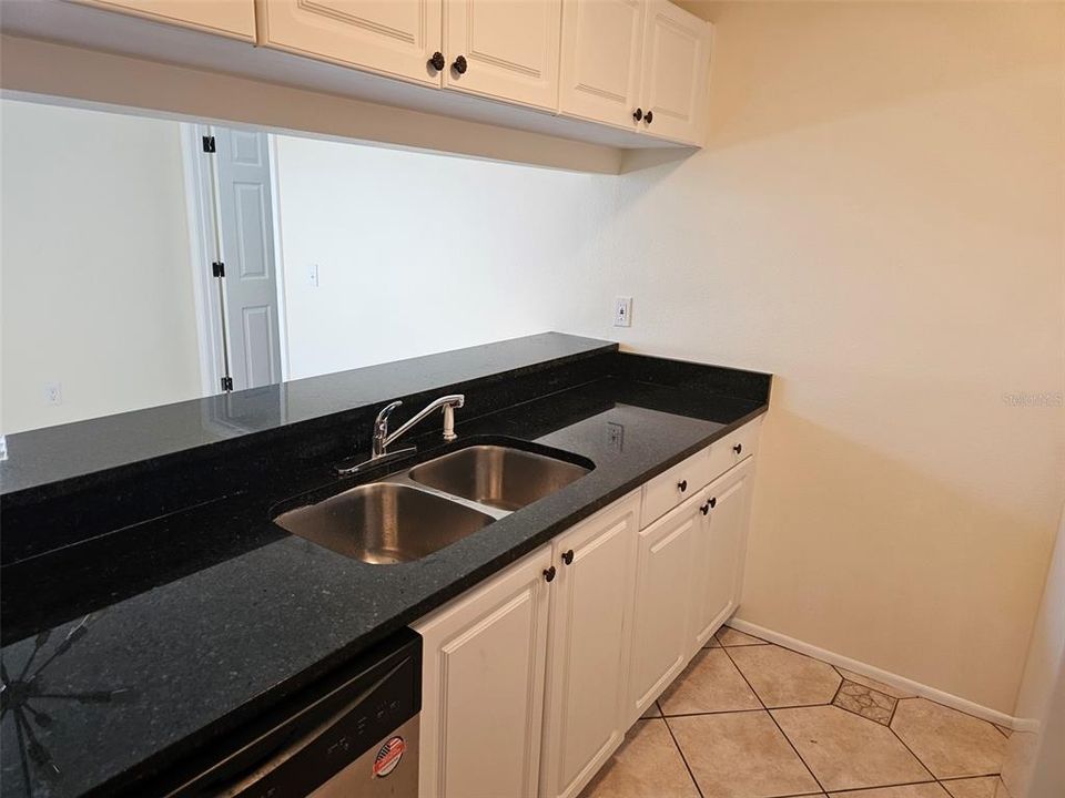 Activo con contrato: $1,200 (2 camas, 2 baños, 912 Pies cuadrados)