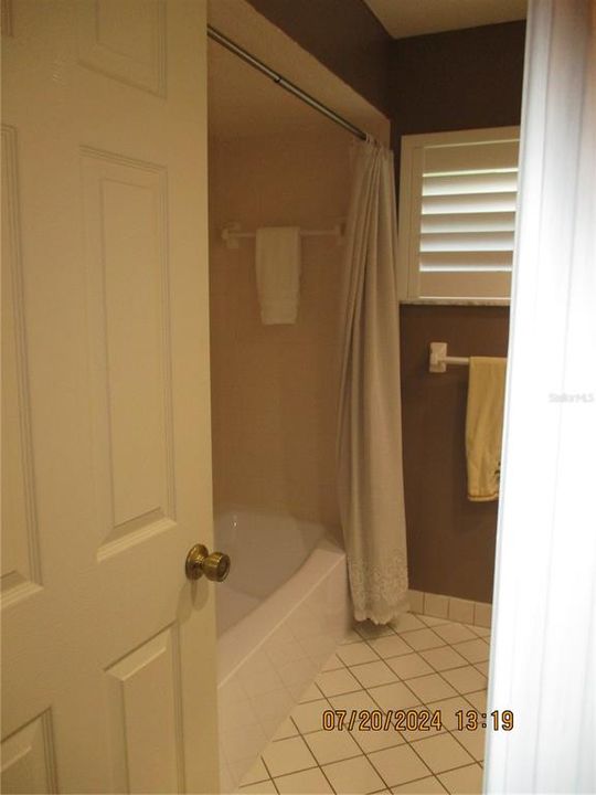 guest bath, with tub and shower combo