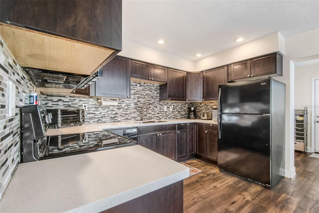 Active With Contract: $2,300 (2 beds, 1 baths, 897 Square Feet)