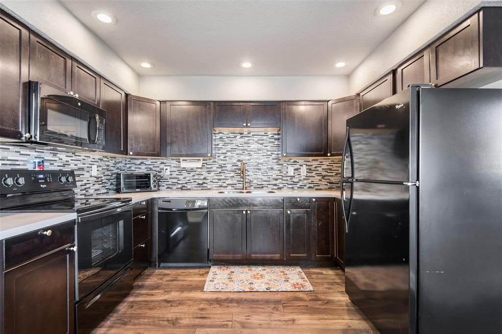 Active With Contract: $2,300 (2 beds, 1 baths, 897 Square Feet)