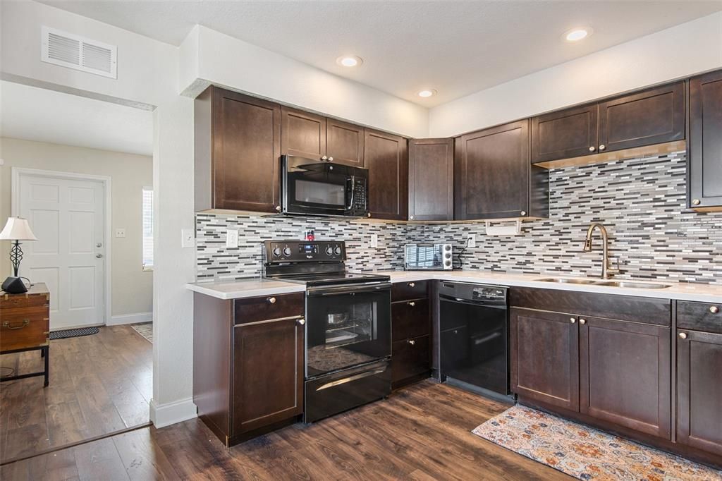 Active With Contract: $2,300 (2 beds, 1 baths, 897 Square Feet)