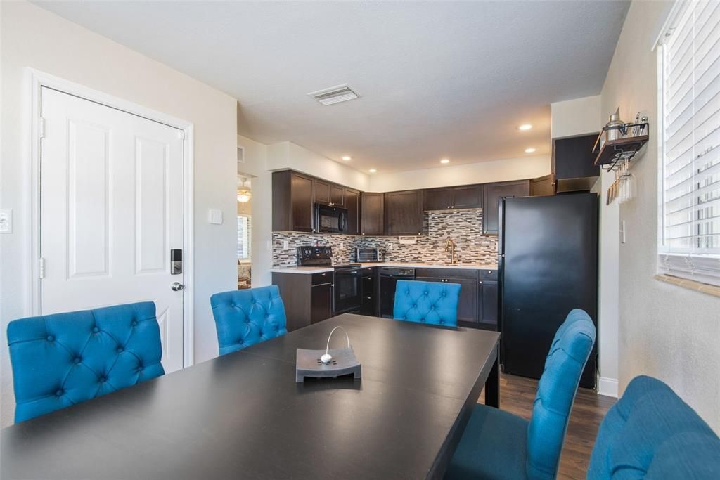 Active With Contract: $2,300 (2 beds, 1 baths, 897 Square Feet)