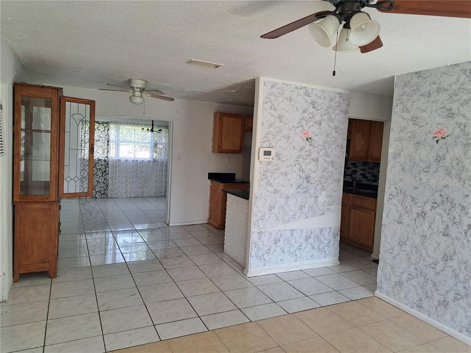 Active With Contract: $1,625 (3 beds, 1 baths, 1092 Square Feet)