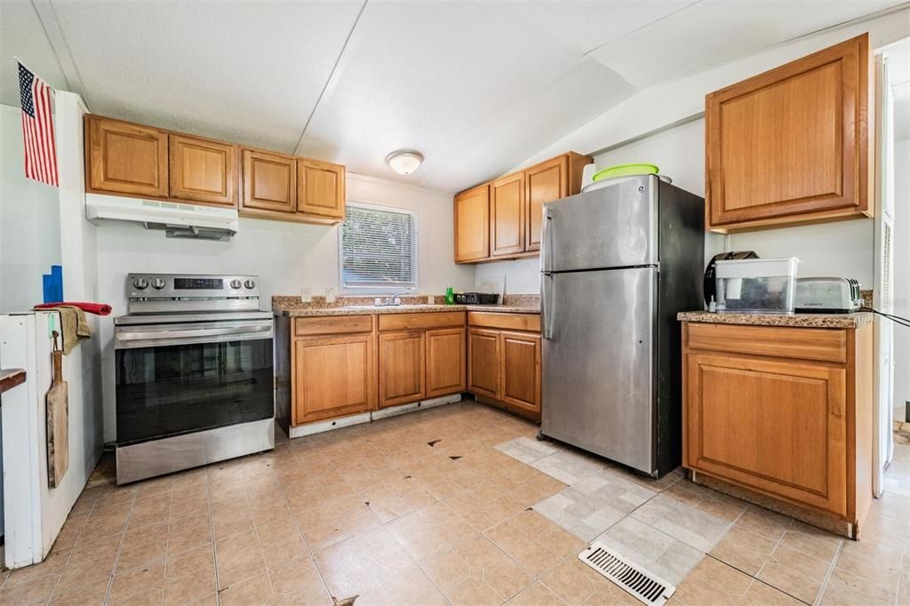 Active With Contract: $138,000 (2 beds, 2 baths, 924 Square Feet)