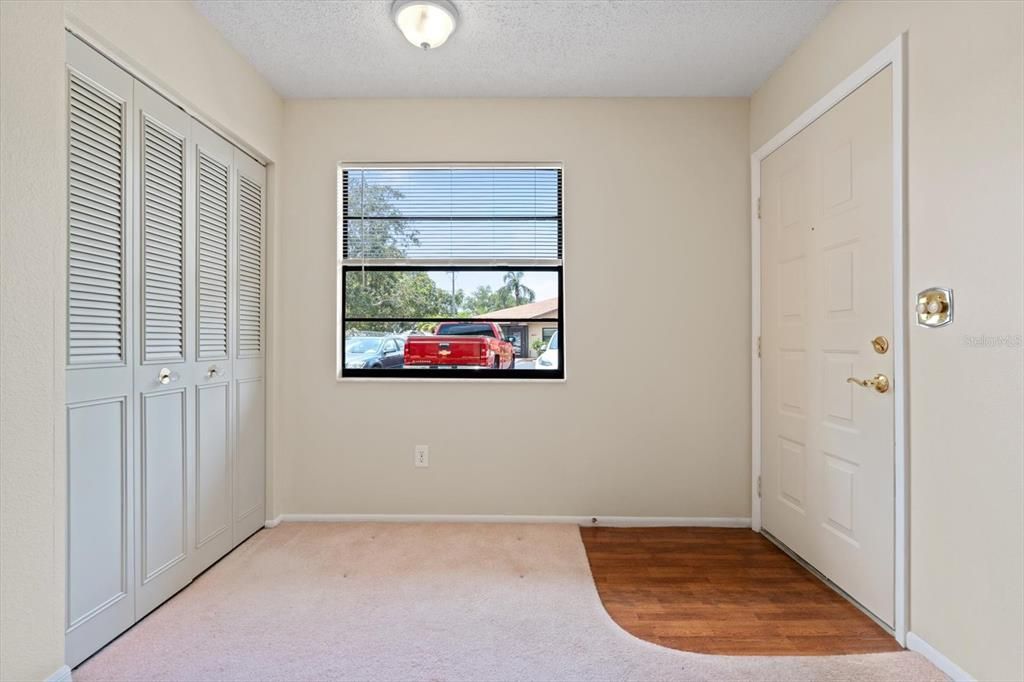 合同活跃: $158,900 (2 贝兹, 2 浴室, 1044 平方英尺)