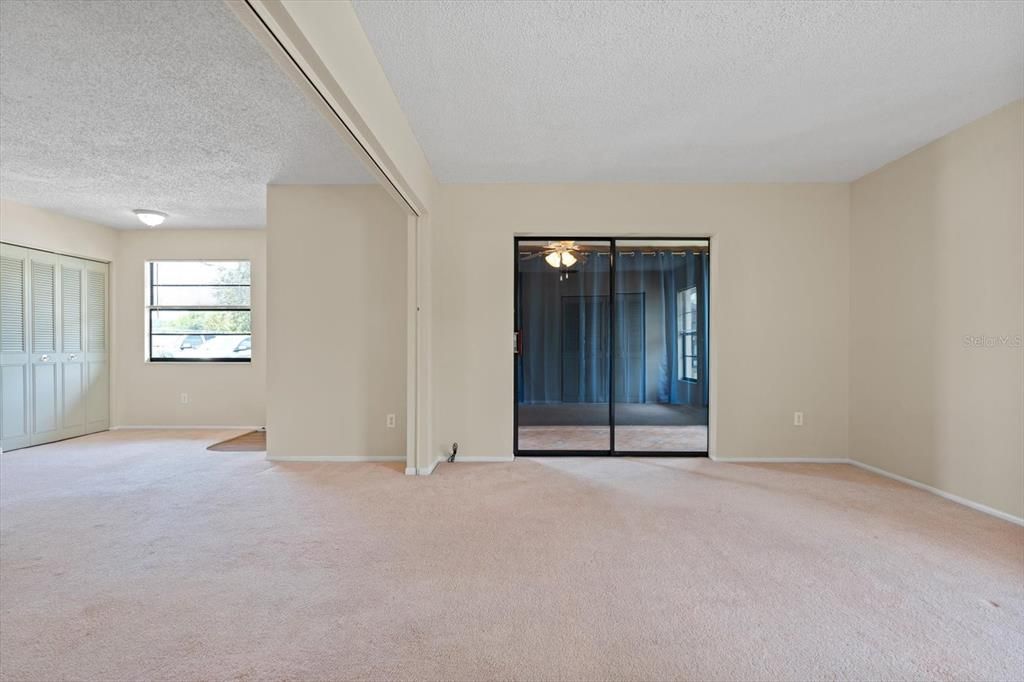 合同活跃: $158,900 (2 贝兹, 2 浴室, 1044 平方英尺)