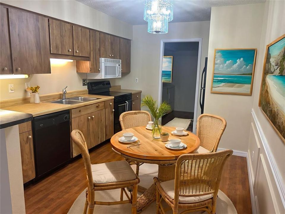 合同活跃: $158,900 (2 贝兹, 2 浴室, 1044 平方英尺)