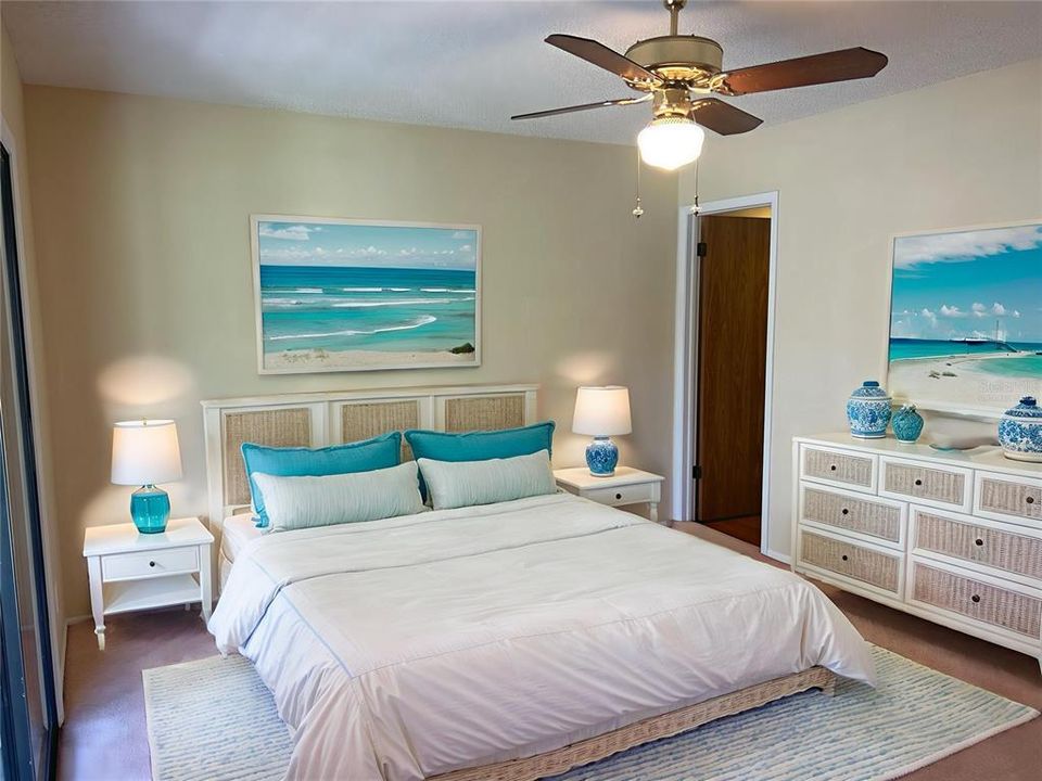 合同活跃: $158,900 (2 贝兹, 2 浴室, 1044 平方英尺)