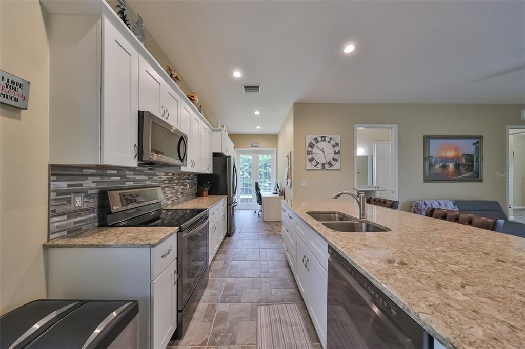 ADU/ in-law suite Full modern kitchen towards rear portion of lanai/yard