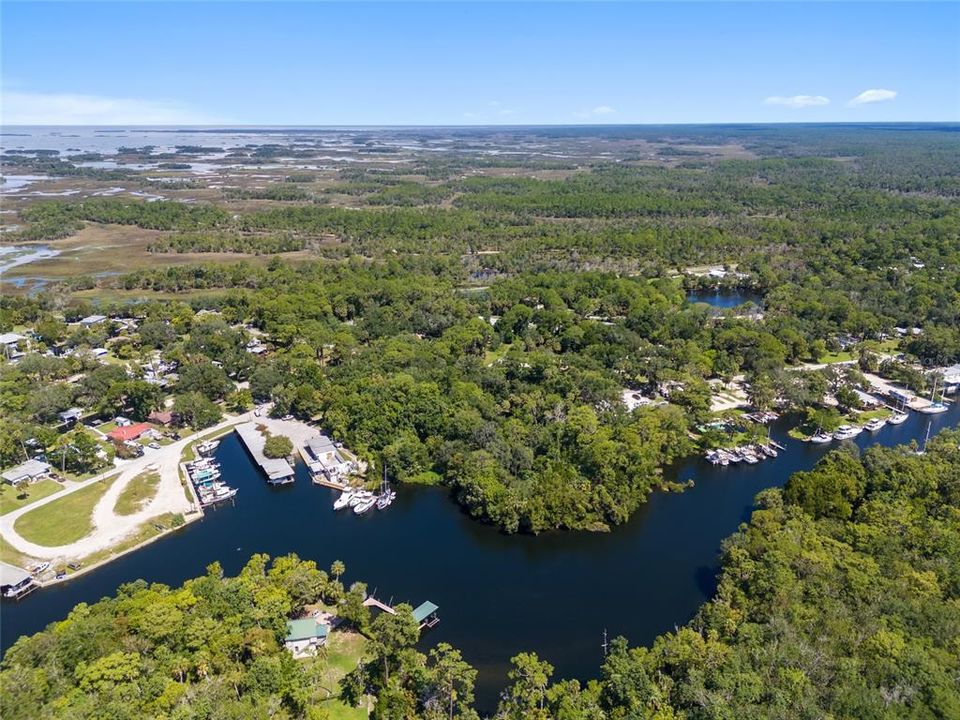 На продажу: $975,000 (5.28 acres)