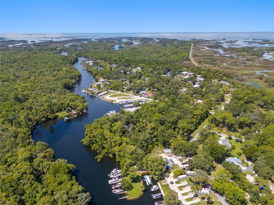 На продажу: $975,000 (5.28 acres)