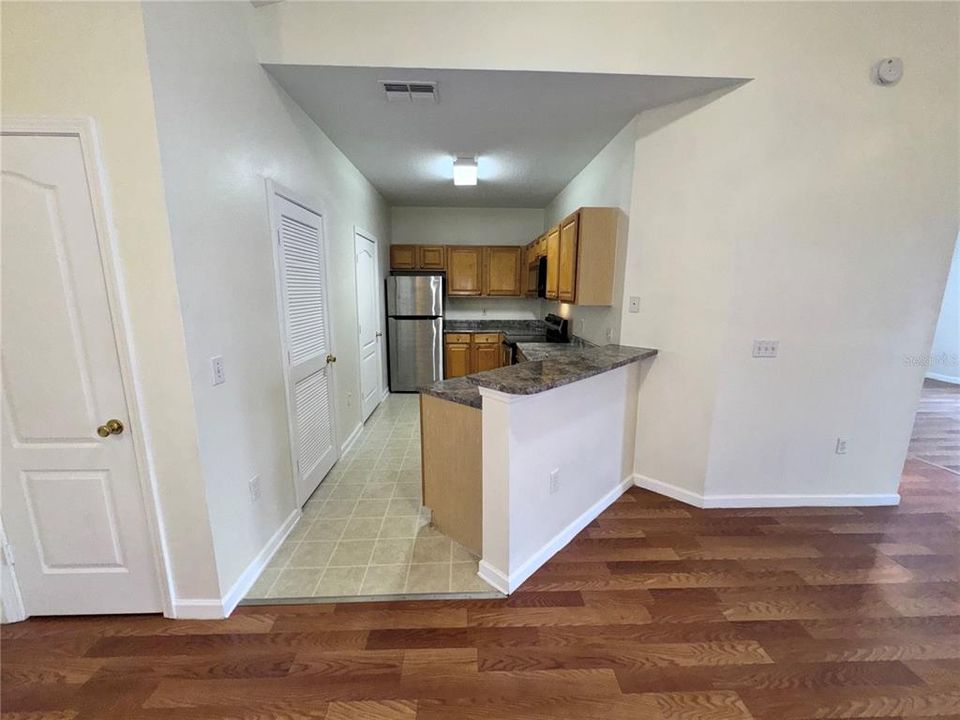 For Sale: $185,000 (1 beds, 1 baths, 951 Square Feet)