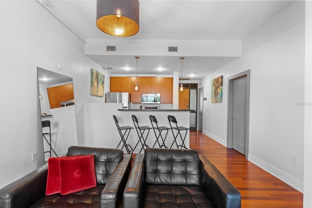 For Sale: $380,000 (1 beds, 1 baths, 897 Square Feet)