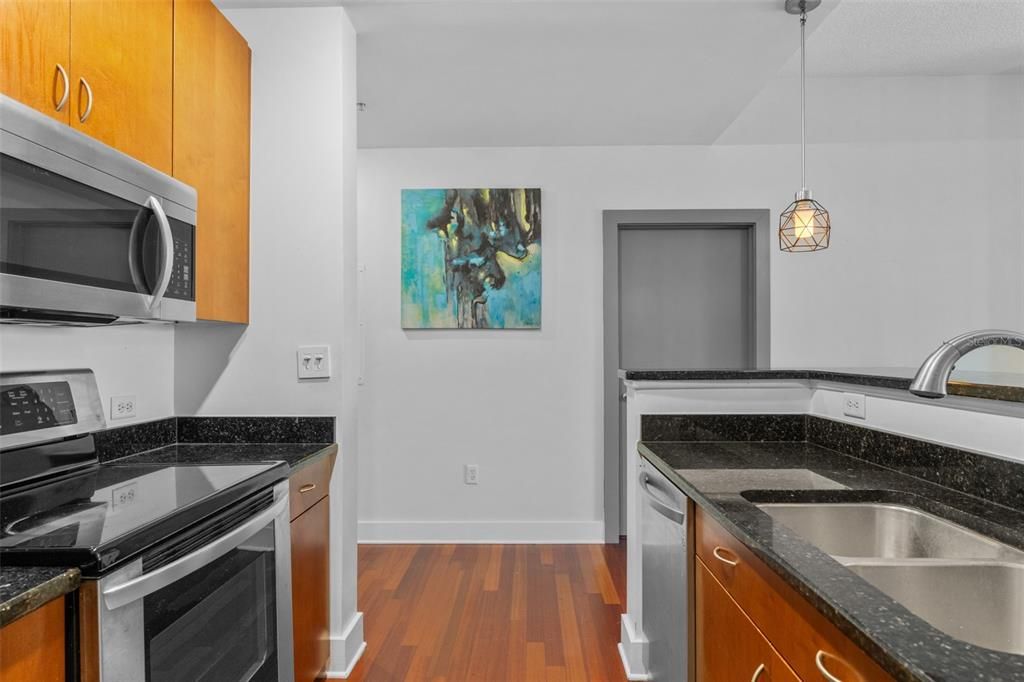 For Sale: $380,000 (1 beds, 1 baths, 897 Square Feet)