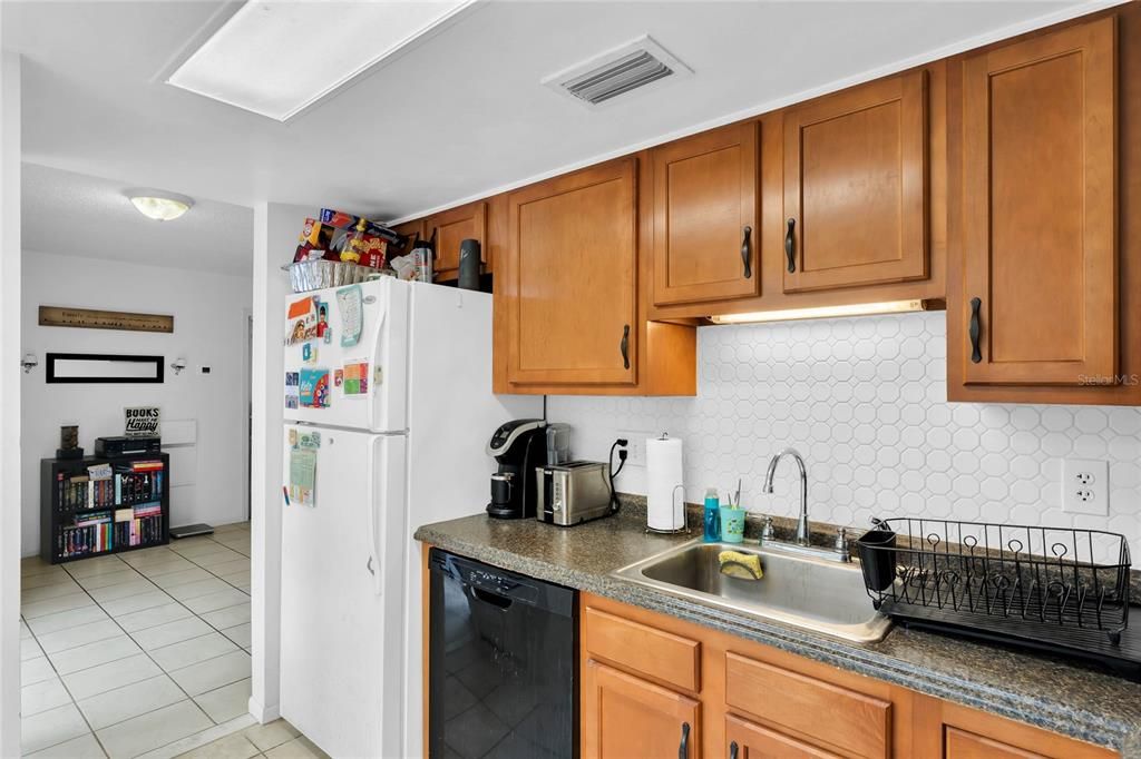 Active With Contract: $180,000 (2 beds, 2 baths, 972 Square Feet)