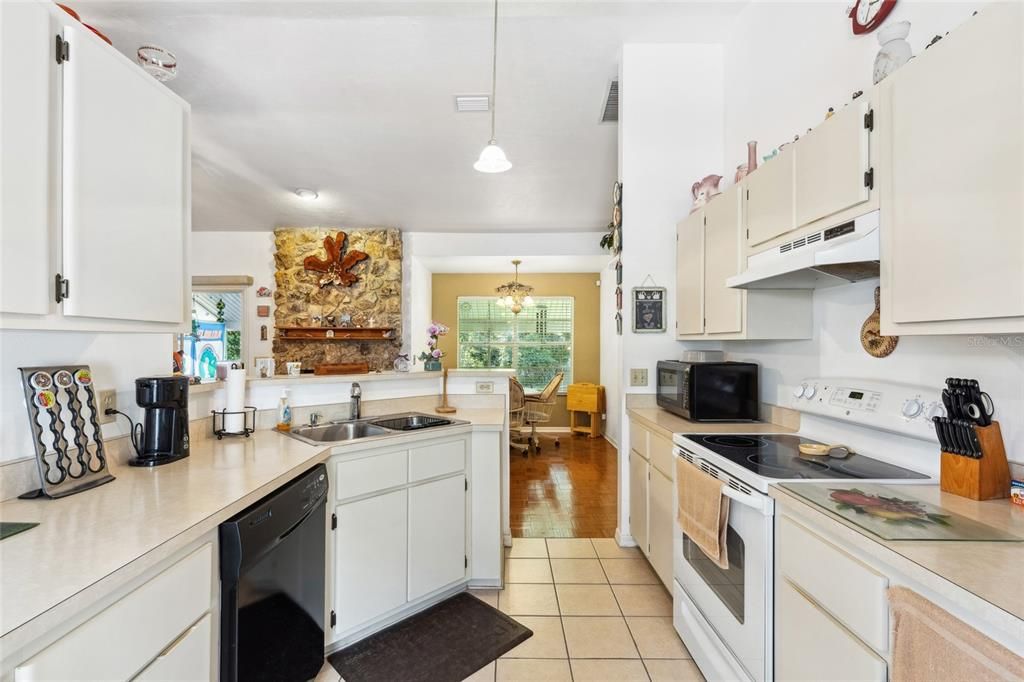 Active With Contract: $279,000 (3 beds, 2 baths, 1249 Square Feet)