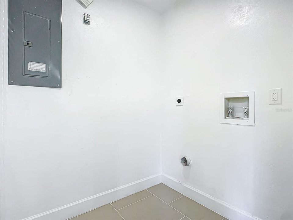 Active With Contract: $375,000 (3 beds, 2 baths, 1646 Square Feet)