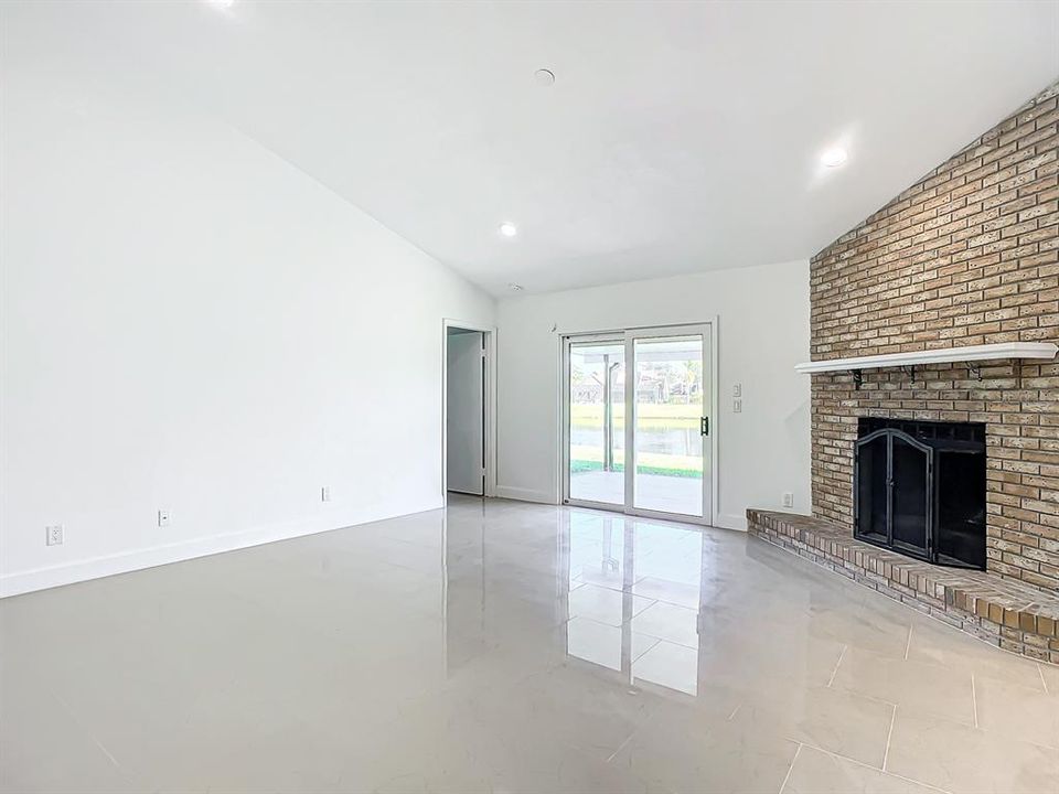 Active With Contract: $375,000 (3 beds, 2 baths, 1646 Square Feet)