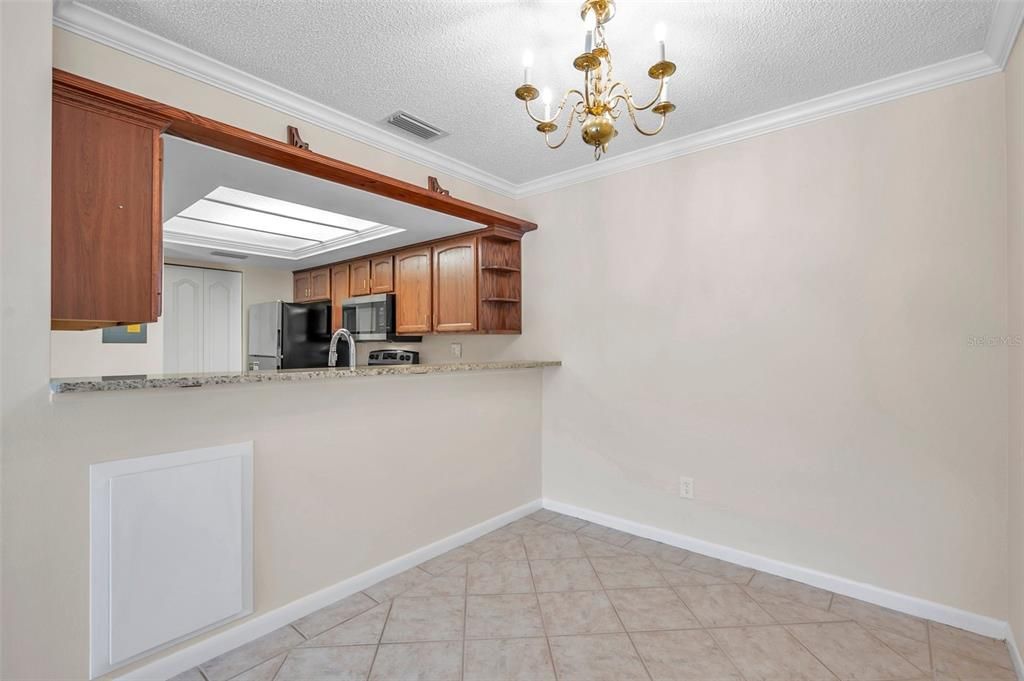 For Sale: $225,000 (2 beds, 1 baths, 998 Square Feet)