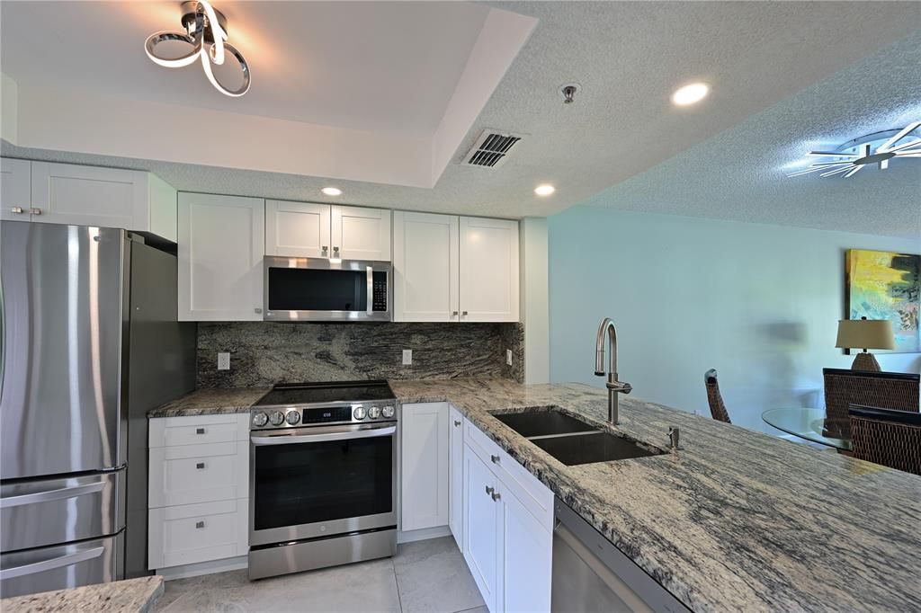 For Sale: $248,000 (2 beds, 2 baths, 1042 Square Feet)