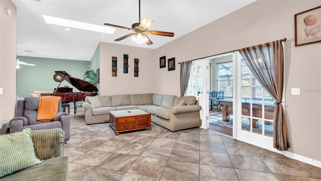 For Sale: $805,000 (4 beds, 2 baths, 3433 Square Feet)