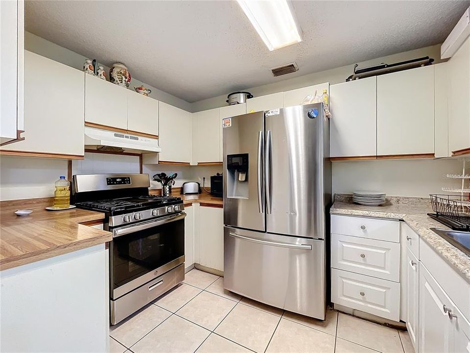 For Sale: $250,000 (3 beds, 2 baths, 984 Square Feet)