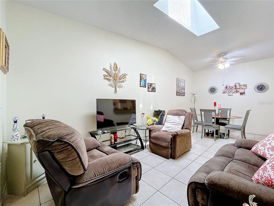 For Sale: $250,000 (3 beds, 2 baths, 984 Square Feet)