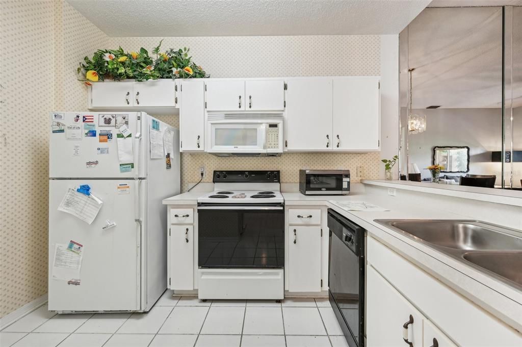 Active With Contract: $164,900 (1 beds, 1 baths, 963 Square Feet)