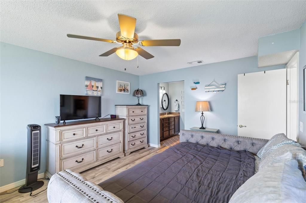 For Sale: $344,900 (2 beds, 2 baths, 1140 Square Feet)