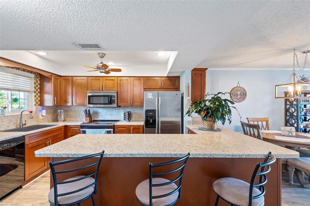 For Sale: $344,900 (2 beds, 2 baths, 1140 Square Feet)