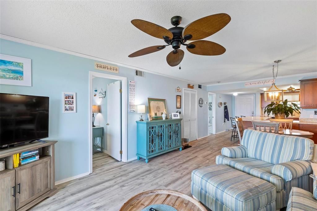 For Sale: $344,900 (2 beds, 2 baths, 1140 Square Feet)