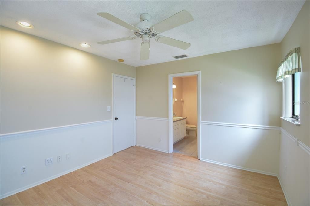 Active With Contract: $155,000 (1 beds, 1 baths, 730 Square Feet)