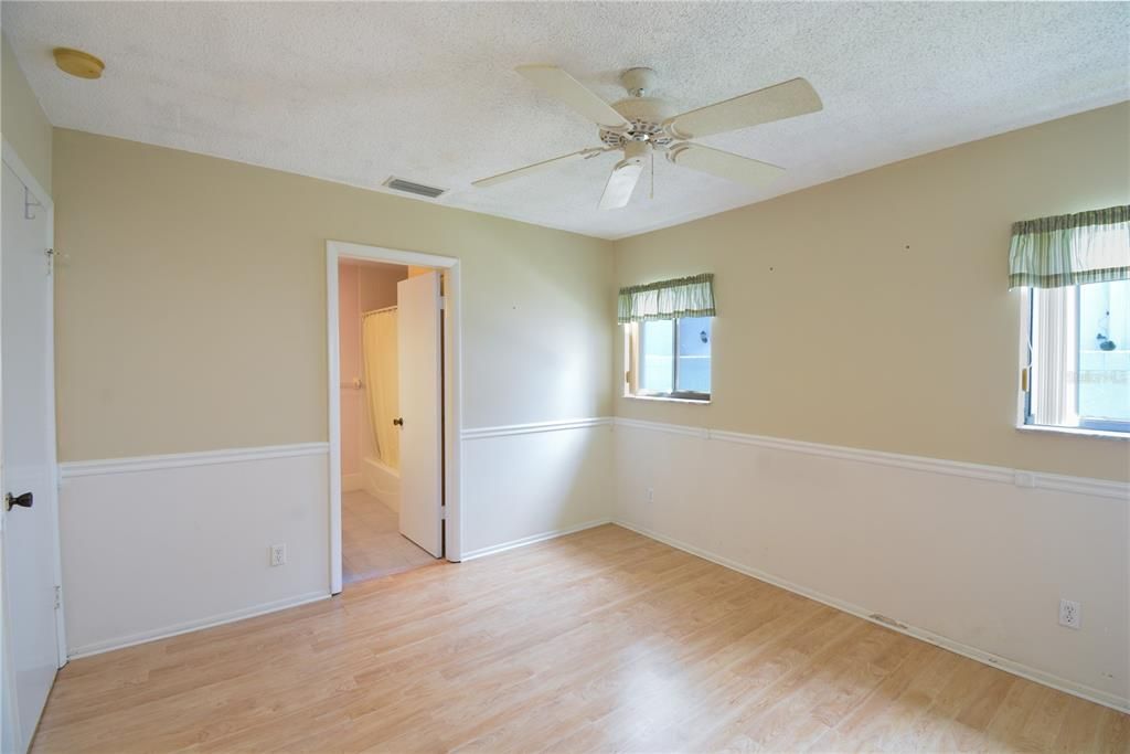 For Sale: $155,000 (1 beds, 1 baths, 730 Square Feet)