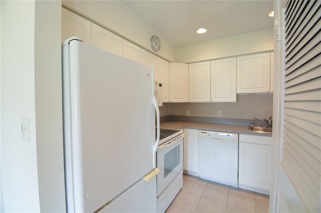 Active With Contract: $155,000 (1 beds, 1 baths, 730 Square Feet)