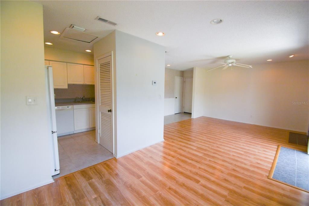 For Sale: $155,000 (1 beds, 1 baths, 730 Square Feet)